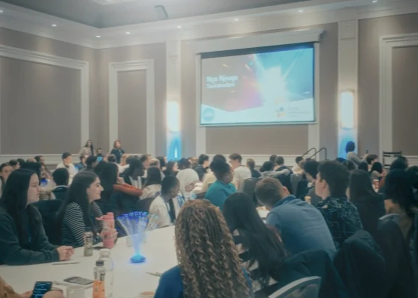 Des élèves du gouvernement des élèves du CECCE écoutent une présentation