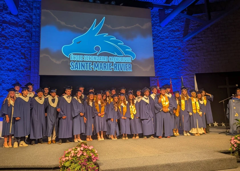 Photo des finissantes et finissants de l'École secondaire catholique Sainte-Marie-Rivier