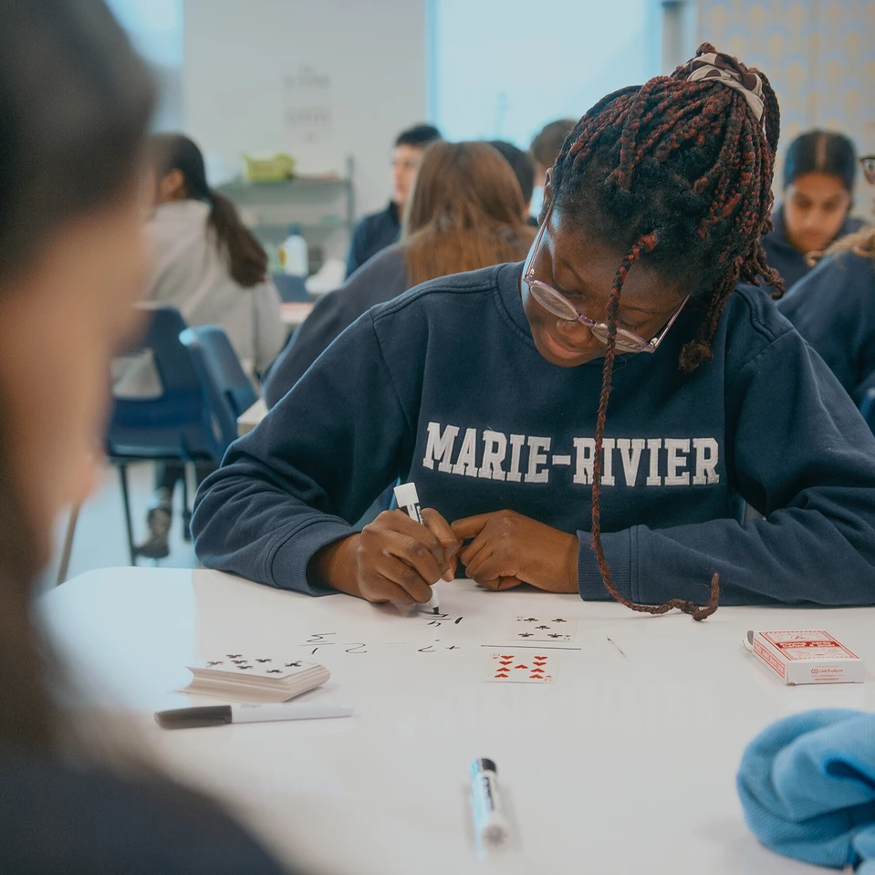 élève qui travaille sur un projet dans une salle de classe