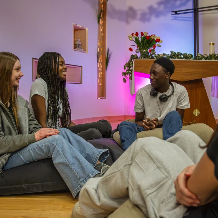 Des élèves discutent dans une chapelle d'école.