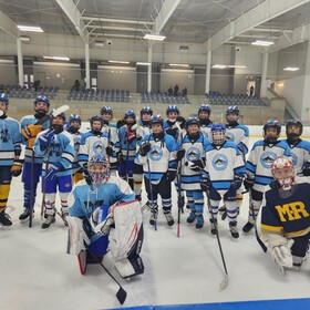 Les élèves de l'Académie de hockey dans un tournoi, à l'aréna